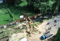 Pemerintah Kota Bandung kembali menunjukkan respon cepat dalam menangani kejadian darurat. Kali ini, insiden pohon tumbang yang terjadi di Jalan Ir. H. Juanda (depan Palais Dago), Kelurahan Dago, menjadi bukti kesiapsiagaan tim di lapangan saat cuaca ekstrem melanda kota. (Dok Istimewa)