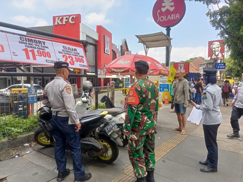 Penertiban Parkir Liar di trotoar, Jalan Otista, Panjunan, Gardujati hingga sepanjang Djuanda dan Braga.