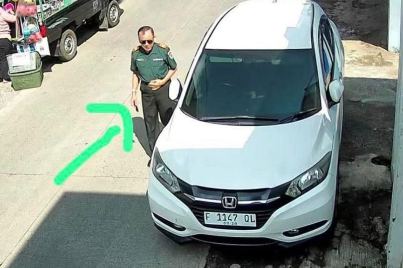 Satreskrim Polres Sumedang buru pria berseragam TNI yang menipu warga Pamulihan, Sumedang, Jabar. Dok (Akun X)