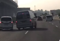 Penumpang Toyota Sienta mengaku dipepet kendaraan travel Toyota Hiace di Tol Padaleunyi. Pihak Travel telah menyampaikan permohonan maaf dan menyiapkan sanksi untuk sopir yang terlibat. (Tangkapan layar)
