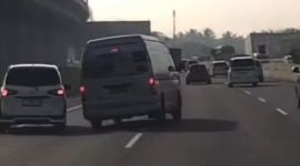Penumpang Toyota Sienta mengaku dipepet kendaraan travel Toyota Hiace di Tol Padaleunyi. Pihak Travel telah menyampaikan permohonan maaf dan menyiapkan sanksi untuk sopir yang terlibat. (Tangkapan layar)
