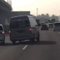 Penumpang Toyota Sienta mengaku dipepet kendaraan travel Toyota Hiace di Tol Padaleunyi. Pihak Travel telah menyampaikan permohonan maaf dan menyiapkan sanksi untuk sopir yang terlibat. (Tangkapan layar)
