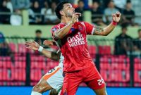 Pemain Borneo FC berduel berebut bola dengan pemain Persijap Jepara pada laga Super League 2025/2026 di Jepara, Minggu (17/5/2026) malam. Pada pertandingan ini tidak ada gol yang tercipta. Foto: bola.net