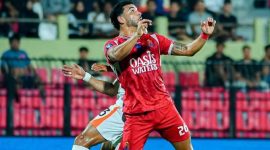 Pemain Borneo FC berduel berebut bola dengan pemain Persijap Jepara pada laga Super League 2025/2026 di Jepara, Minggu (17/5/2026) malam. Pada pertandingan ini tidak ada gol yang tercipta. Foto: bola.net