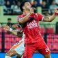 Pemain Borneo FC berduel berebut bola dengan pemain Persijap Jepara pada laga Super League 2025/2026 di Jepara, Minggu (17/5/2026) malam. Pada pertandingan ini tidak ada gol yang tercipta. Foto: bola.net