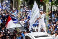 Gubernur Jawa Barat, Dedi Mulyadi ambil bagian saat konvoi Persib juara bersama para Bobotoh yang dimulai dari Balai Kota menuju ke Gedung Sate, Bandung, Minggu (25/5/2025). Dedi Mulyadi mengimbau Bobotoh Persib Bandung untuk tidak berlebihan merayakan kemenangan atas Persija Jakarta dalam lanjutan Super League 2025/2026. Foto: Muhammad Iqbal Ichsan/bola.com