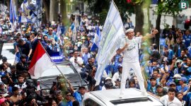 Gubernur Jawa Barat, Dedi Mulyadi ambil bagian saat konvoi Persib juara bersama para Bobotoh yang dimulai dari Balai Kota menuju ke Gedung Sate, Bandung, Minggu (25/5/2025). Dedi Mulyadi mengimbau Bobotoh Persib Bandung untuk tidak berlebihan merayakan kemenangan atas Persija Jakarta dalam lanjutan Super League 2025/2026. Foto: Muhammad Iqbal Ichsan/bola.com