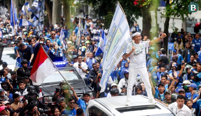 Gubernur Jawa Barat, Dedi Mulyadi ambil bagian saat konvoi Persib juara bersama para Bobotoh yang dimulai dari Balai Kota menuju ke Gedung Sate, Bandung, Minggu (25/5/2025). Dedi Mulyadi mengimbau Bobotoh Persib Bandung untuk tidak berlebihan merayakan kemenangan atas Persija Jakarta dalam lanjutan Super League 2025/2026. Foto: Muhammad Iqbal Ichsan/bola.com