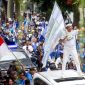 Gubernur Jawa Barat, Dedi Mulyadi ambil bagian saat konvoi Persib juara bersama para Bobotoh yang dimulai dari Balai Kota menuju ke Gedung Sate, Bandung, Minggu (25/5/2025). Dedi Mulyadi mengimbau Bobotoh Persib Bandung untuk tidak berlebihan merayakan kemenangan atas Persija Jakarta dalam lanjutan Super League 2025/2026. Foto: Muhammad Iqbal Ichsan/bola.com