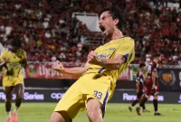 Pemain Persib Bandung, Tom Haye merayakan golnya ke gawang PSM Makassar pada laga Super League 2025/2026, Minggu (17/5/2026) malam di Stadion B.J. Habibie Pare-Pare. Persib menang dramatis 2-1 atas PSM Makassar dalam pertandingan ini. Foto: simamaung.com