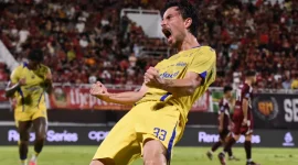 Pemain Persib Bandung, Tom Haye merayakan golnya ke gawang PSM Makassar pada laga Super League 2025/2026, Minggu (17/5/2026) malam di Stadion B.J. Habibie Pare-Pare. Persib menang dramatis 2-1 atas PSM Makassar dalam pertandingan ini. Foto: simamaung.com