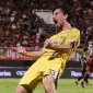 Pemain Persib Bandung, Tom Haye merayakan golnya ke gawang PSM Makassar pada laga Super League 2025/2026, Minggu (17/5/2026) malam di Stadion B.J. Habibie Pare-Pare. Persib menang dramatis 2-1 atas PSM Makassar dalam pertandingan ini. Foto: simamaung.com