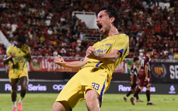 Pemain Persib Bandung, Tom Haye merayakan golnya ke gawang PSM Makassar pada laga Super League 2025/2026, Minggu (17/5/2026) malam di Stadion B.J. Habibie Pare-Pare. Persib menang dramatis 2-1 atas PSM Makassar dalam pertandingan ini. Foto: simamaung.com