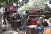 Satuan Polisi Pamong Praja (Satpol PP) Kota Bandung kembali melaksanakan penertiban pedagang kaki lima (PKL) di kawasan Cicadas Market, Senin (4/5/2026). Penertiban ini merupakan tahap ketiga yang dilakukan secara bertahap sejak awal April 2026. (JabarProv.id)