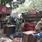 Satuan Polisi Pamong Praja (Satpol PP) Kota Bandung kembali melaksanakan penertiban pedagang kaki lima (PKL) di kawasan Cicadas Market, Senin (4/5/2026). Penertiban ini merupakan tahap ketiga yang dilakukan secara bertahap sejak awal April 2026. (JabarProv.id)