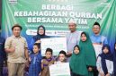 Relawan dan masyarakat terlibat dalam proses distribusi hewan kurban dan pembagian daging kurban yang diselenggarakan Baznas Jawa Barat pada momentum Iduladha 1447 Hijriah. Foto: baznasjabar.org