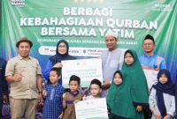 Relawan dan masyarakat terlibat dalam proses distribusi hewan kurban dan pembagian daging kurban yang diselenggarakan Baznas Jawa Barat pada momentum Iduladha 1447 Hijriah. Foto: baznasjabar.org