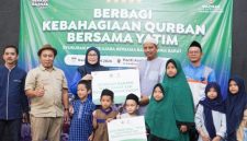 Relawan dan masyarakat terlibat dalam proses distribusi hewan kurban dan pembagian daging kurban yang diselenggarakan Baznas Jawa Barat pada momentum Iduladha 1447 Hijriah. Foto: baznasjabar.org