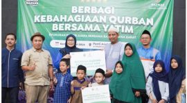 Relawan dan masyarakat terlibat dalam proses distribusi hewan kurban dan pembagian daging kurban yang diselenggarakan Baznas Jawa Barat pada momentum Iduladha 1447 Hijriah. Foto: baznasjabar.org