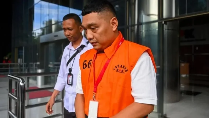 Tersangka kasus dugaan pemerasan dalam pengurusan sertifikat K3 di Kementerian Ketenagakerjaan, Irvian Bobby Mahendro. (foto: Antara/Rivan Awal Lingga) 