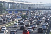 Sejumlah kendaraan melintas di ruas jalan Tol Jagorawi di Cibubur, Jakarta Timur, Senin (8/6/2020). Terpantau terjadi kepadatan kendaraan di Tol Jagorawi menuju arah Jakarta dari KM 13 Cibubur hingga KM 08 Cipayung. (ANTARA FOTO/Asprilla Dwi Adha/wsj.)
