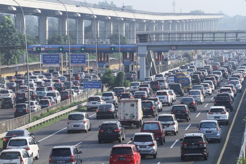 Sejumlah kendaraan melintas di ruas jalan Tol Jagorawi di Cibubur, Jakarta Timur, Senin (8/6/2020). Terpantau terjadi kepadatan kendaraan di Tol Jagorawi menuju arah Jakarta dari KM 13 Cibubur hingga KM 08 Cipayung. (ANTARA FOTO/Asprilla Dwi Adha/wsj.)

