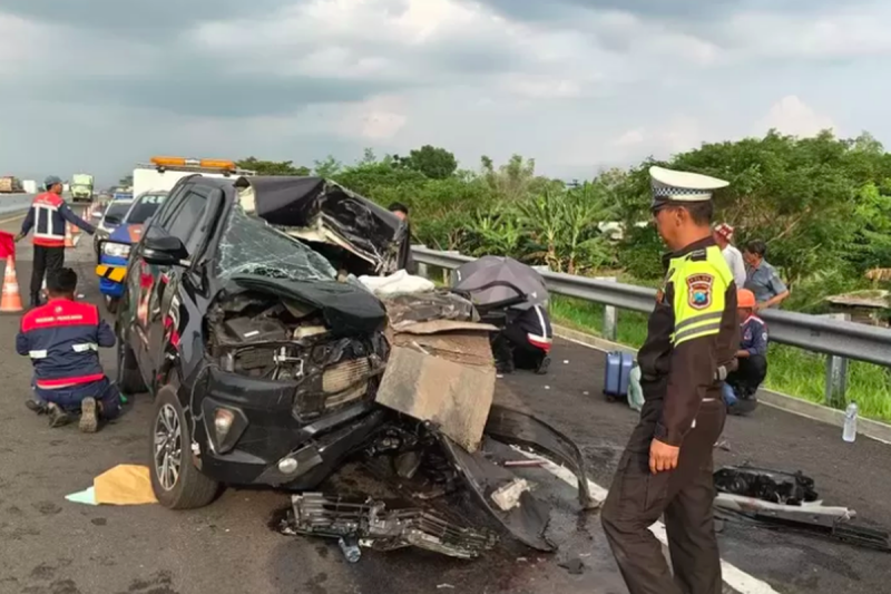 Mobil Anggota DPR Gus Hilman kecelakaan di tol Probolinggo, Sabtu (23/5/2026). Dua orang tewas. (ANTARA/HO-Satlantas Probolinggo Kota)(ANTARA/HO-Satlantas Probolinggo Kota)