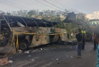 Kondisi bus ALS yang hangus setelah menabrak mobil truk tangk muata minyak di Jalur Lintas Sumatera (Jalinsum), wilayah Kecamatan Karang Jaya, Kabupaten Musi Rawas Utara (Muratara), Sumatera Selatan hingga menyebabkan 16 orang tewas, Rabu (6/5/2026).(Dokumentasi Polisi)
