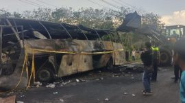 Kondisi bus ALS yang hangus setelah menabrak mobil truk tangk muata minyak di Jalur Lintas Sumatera (Jalinsum), wilayah Kecamatan Karang Jaya, Kabupaten Musi Rawas Utara (Muratara), Sumatera Selatan hingga menyebabkan 16 orang tewas, Rabu (6/5/2026).(Dokumentasi Polisi)

