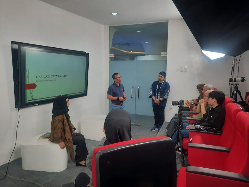 Suasana jumpa media penetapan Hari Tatar Sunda di Gedung Sate, Kota Bandung. Pemerintah Provinsi Jawa Barat resmi menetapkan 18 Mei sebagai Hari Tatar Sunda untuk memperkuat identitas budaya. Foto: Humas Jabar