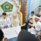 Gubernur Jawa Barat Dedi Mulyadi menjadi saksi akad nikah pasangan penyandang disabilitas tuna rungu di KUA Bale Endah, Kabupaten Bandung, Jumat (1/5/2026). Prosesi berlangsung khidmat dengan bantuan juru bahasa isyarat. Foto: Humas Jabar