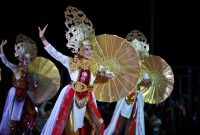 Kirab Budaya Tatar Sunda berlangsung meriah di Kabupaten Sumedang dengan arak-arakan Mahkota Binokasih dan penampilan kesenian dari 27 kabupaten/kota di Jawa Barat, Sabtu (2/5/2026). Foto: Humas Jabar
