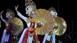 Kirab Budaya Tatar Sunda berlangsung meriah di Kabupaten Sumedang dengan arak-arakan Mahkota Binokasih dan penampilan kesenian dari 27 kabupaten/kota di Jawa Barat, Sabtu (2/5/2026). Foto: Humas Jabar