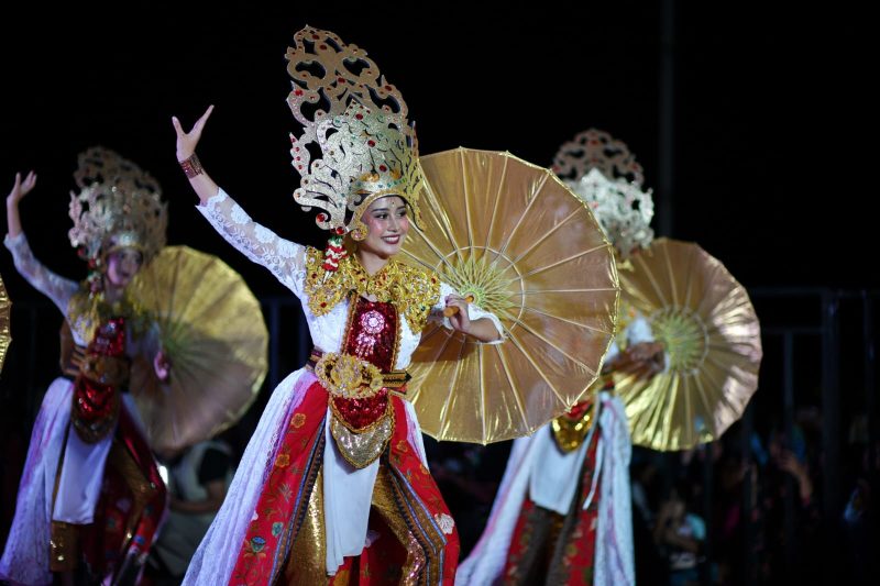 Kirab Budaya Tatar Sunda berlangsung meriah di Kabupaten Sumedang dengan arak-arakan Mahkota Binokasih dan penampilan kesenian dari 27 kabupaten/kota di Jawa Barat, Sabtu (2/5/2026). Foto: Humas Jabar