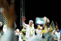 Gubernur Jawa Barat Dedi Mulyadi memimpin Kirab Budaya Napak Tilas Padjadjaran di Kabupaten Garut dengan menunggang kuda putih, Selasa malam (5/5/2026). Kirab turut membawa Mahkota Binokasih dan diikuti pertunjukan seni dari 27 kabupaten/kota di Jawa Barat. Foto: Humas Jabar