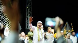Gubernur Jawa Barat Dedi Mulyadi memimpin Kirab Budaya Napak Tilas Padjadjaran di Kabupaten Garut dengan menunggang kuda putih, Selasa malam (5/5/2026). Kirab turut membawa Mahkota Binokasih dan diikuti pertunjukan seni dari 27 kabupaten/kota di Jawa Barat. Foto: Humas Jabar