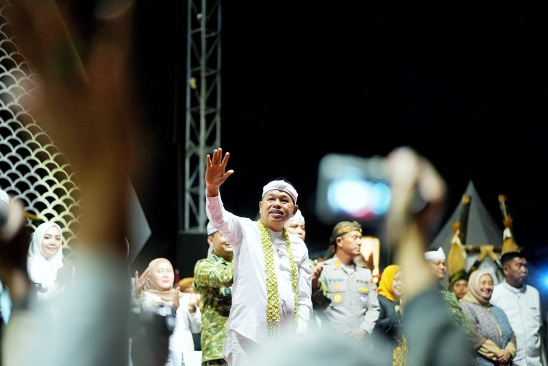 Gubernur Jawa Barat Dedi Mulyadi memimpin Kirab Budaya Napak Tilas Padjadjaran di Kabupaten Garut dengan menunggang kuda putih, Selasa malam (5/5/2026). Kirab turut membawa Mahkota Binokasih dan diikuti pertunjukan seni dari 27 kabupaten/kota di Jawa Barat. Foto: Humas Jabar