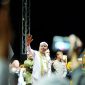 Gubernur Jawa Barat Dedi Mulyadi memimpin Kirab Budaya Napak Tilas Padjadjaran di Kabupaten Garut dengan menunggang kuda putih, Selasa malam (5/5/2026). Kirab turut membawa Mahkota Binokasih dan diikuti pertunjukan seni dari 27 kabupaten/kota di Jawa Barat. Foto: Humas Jabar