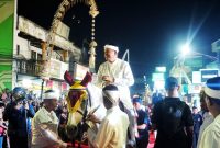 Suasana Kirab Budaya Tatar Sunda di Kabupaten Karawang yang menampilkan iring-iringan seni tradisional dan pusaka Mahkota Binokasih, Sabtu (9/5/2026) malam. Foto: Kabar Pajajaran