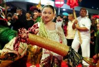Arak-arakan Kirab Budaya Milangkala Tatar Sunda melintasi kawasan Kota Bogor, Jumat malam (8/5/2026). Pemerintah Provinsi Jawa Barat berencana menata fasilitas seni dan budaya sebagai tindak lanjut kegiatan tersebut. Foto: Humas Jabar