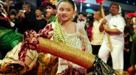 Arak-arakan Kirab Budaya Milangkala Tatar Sunda melintasi kawasan Kota Bogor, Jumat malam (8/5/2026). Pemerintah Provinsi Jawa Barat berencana menata fasilitas seni dan budaya sebagai tindak lanjut kegiatan tersebut. Foto: Humas Jabar