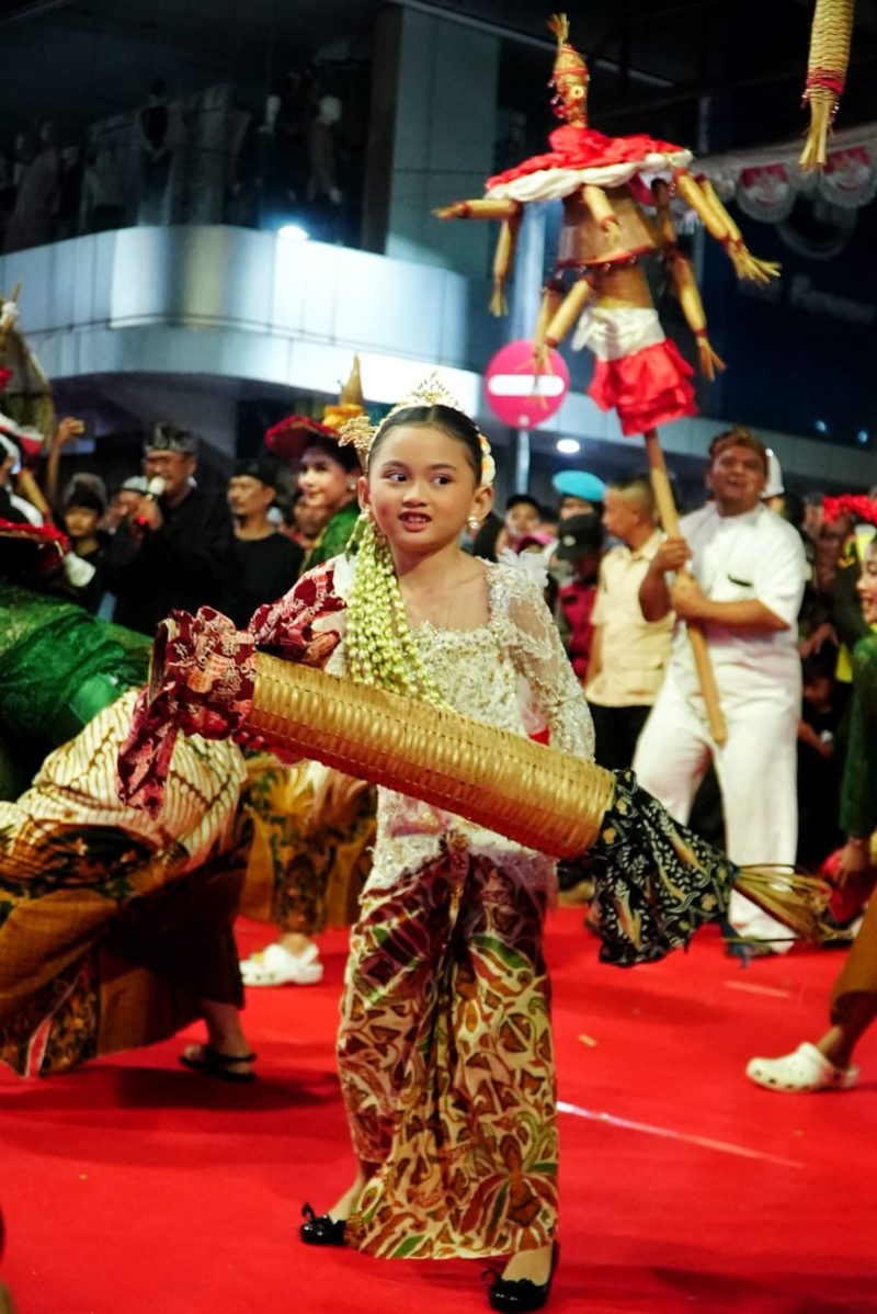 Arak-arakan Kirab Budaya Milangkala Tatar Sunda melintasi kawasan Kota Bogor, Jumat malam (8/5/2026). Pemerintah Provinsi Jawa Barat berencana menata fasilitas seni dan budaya sebagai tindak lanjut kegiatan tersebut. Foto: Humas Jabar