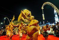Kirab Budaya Milangkala Tatar Sunda melintasi kawasan Alun-alun Karawang, Sabtu malam (9/5/2026). Pemerintah Provinsi Jawa Barat berencana menata kawasan tersebut menjadi Kota Tua Karawang bernuansa budaya Sunda. Foto: Humas Jabar