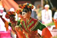 Peserta kirab budaya menampilkan atraksi seni tradisional saat Kirab Budaya Mahkota Binokasih Napaktilas Padjadjaran di Kota Cirebon, Jumat malam (10/5/2026). Ribuan warga memadati kawasan Keraton Kasepuhan untuk menyaksikan kemeriahan acara budaya tersebut. Foto: Humas Jabar