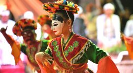 Peserta kirab budaya menampilkan atraksi seni tradisional saat Kirab Budaya Mahkota Binokasih Napaktilas Padjadjaran di Kota Cirebon, Jumat malam (10/5/2026). Ribuan warga memadati kawasan Keraton Kasepuhan untuk menyaksikan kemeriahan acara budaya tersebut. Foto: Humas Jabar