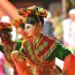 Peserta kirab budaya menampilkan atraksi seni tradisional saat Kirab Budaya Mahkota Binokasih Napaktilas Padjadjaran di Kota Cirebon, Jumat malam (10/5/2026). Ribuan warga memadati kawasan Keraton Kasepuhan untuk menyaksikan kemeriahan acara budaya tersebut. Foto: Humas Jabar