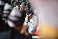 Gubernur dan Wakil Gubernur Jabar di kawasan Keraton Kasepuhan Cirebon saat rangkaian Kirab Budaya Mahkota Binokasih Napaktilas Padjadjaran, Minggu malam (10/5/2026). Pemerintah Provinsi Jawa Barat berencana merevitalisasi kawasan keraton dan membangun Pelataran Caruban sebagai ikon budaya baru. Foto: Humas Jabar