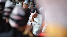 Gubernur dan Wakil Gubernur Jabar di kawasan Keraton Kasepuhan Cirebon saat rangkaian Kirab Budaya Mahkota Binokasih Napaktilas Padjadjaran, Minggu malam (10/5/2026). Pemerintah Provinsi Jawa Barat berencana merevitalisasi kawasan keraton dan membangun Pelataran Caruban sebagai ikon budaya baru. Foto: Humas Jabar