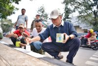 Sekretaris Daerah Provinsi Jawa Barat, Herman Suryatman, memimpin langsung proses pengecatan pembatas trotoar di salah satu ruas jalan Kota Bandung menjelang kegiatan Kirab Budaya Milangkala Tatar Sunda yang akan dilaksanakan pada hari Sabtu (16/5/2026). Penataan kawasan dilakukan untuk menciptakan lingkungan yang bersih, rapi, dan nyaman bagi masyarakat yang akan menyaksikan kirab budaya. Foto: Humas Jabar