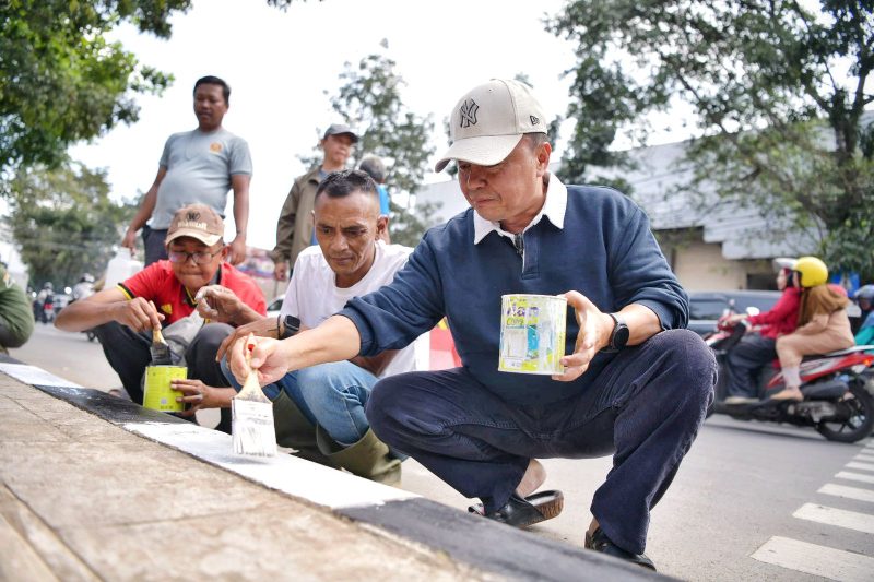 Sekretaris Daerah Provinsi Jawa Barat, Herman Suryatman, memimpin langsung proses pengecatan pembatas trotoar di salah satu ruas jalan Kota Bandung menjelang kegiatan Kirab Budaya Milangkala Tatar Sunda yang akan dilaksanakan pada hari Sabtu (16/5/2026). Penataan kawasan dilakukan untuk menciptakan lingkungan yang bersih, rapi, dan nyaman bagi masyarakat yang akan menyaksikan kirab budaya. Foto: Humas Jabar